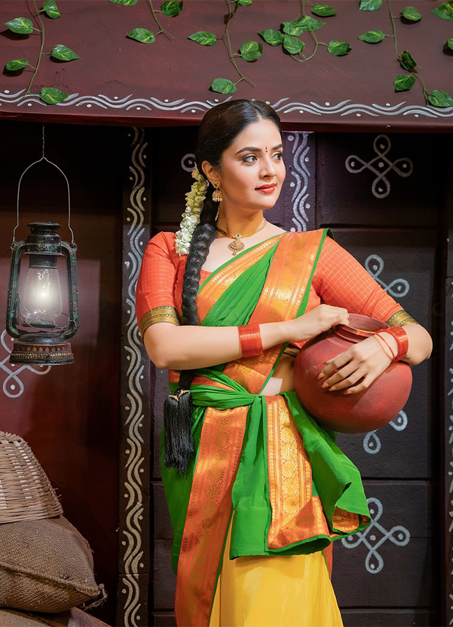Anchor_20Sreemukhi_20New_20Photos_20HD__20_2816_29.jpg 16