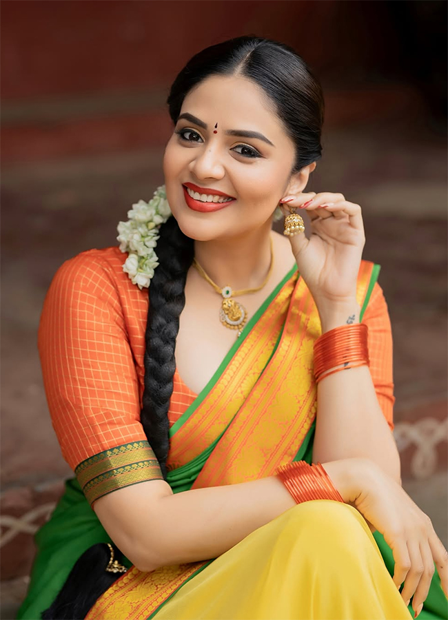 Anchor_20Sreemukhi_20New_20Photos_20HD__20_2817_29.jpg 17