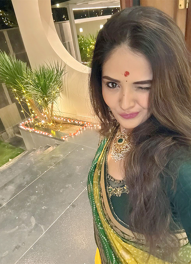 Anchor_20Sreemukhi_20New_20Photos_20HD__20_288_29.jpg 8