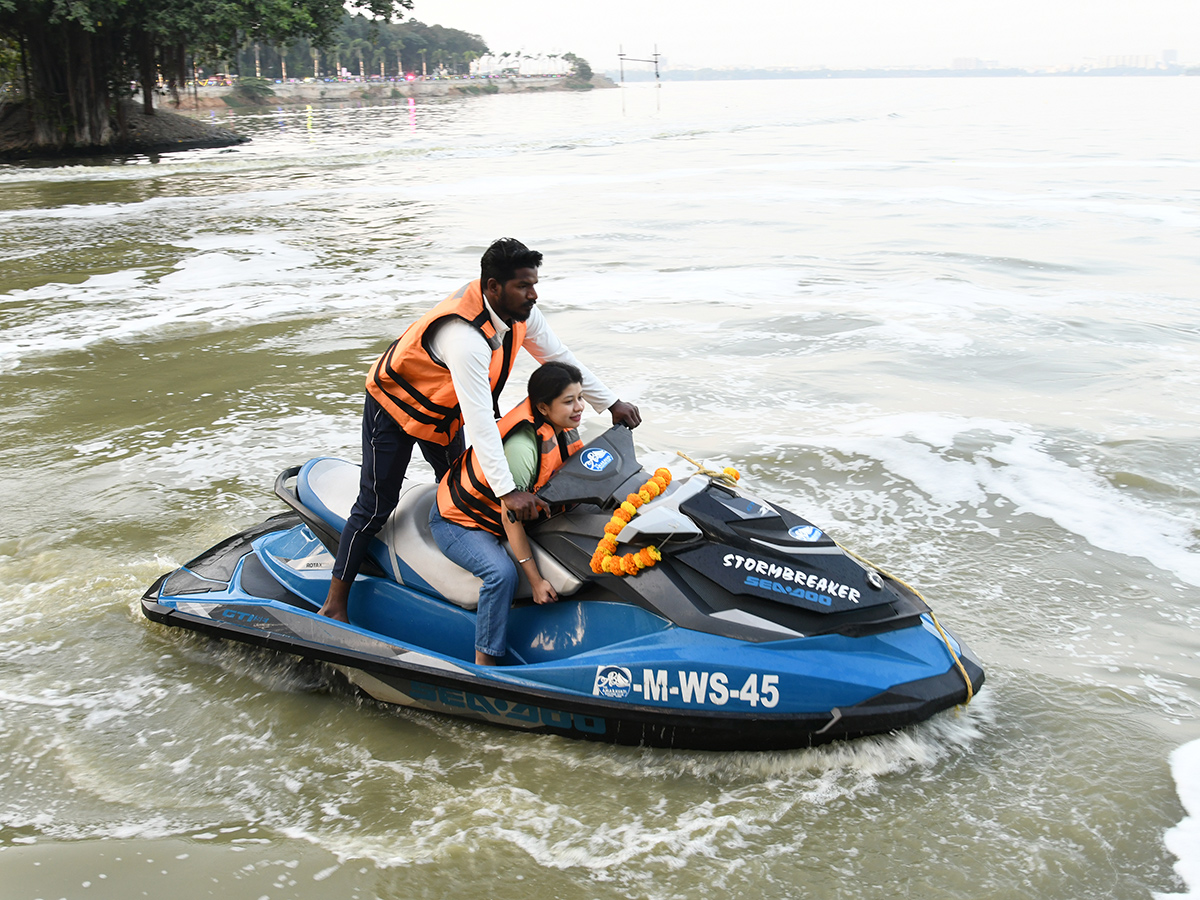 Jupally_20Krishna_20Rao_20Inaugurates_20Adventure_20Water_20Sports_20In_20Hussain_20Sagar_11.jpg 10