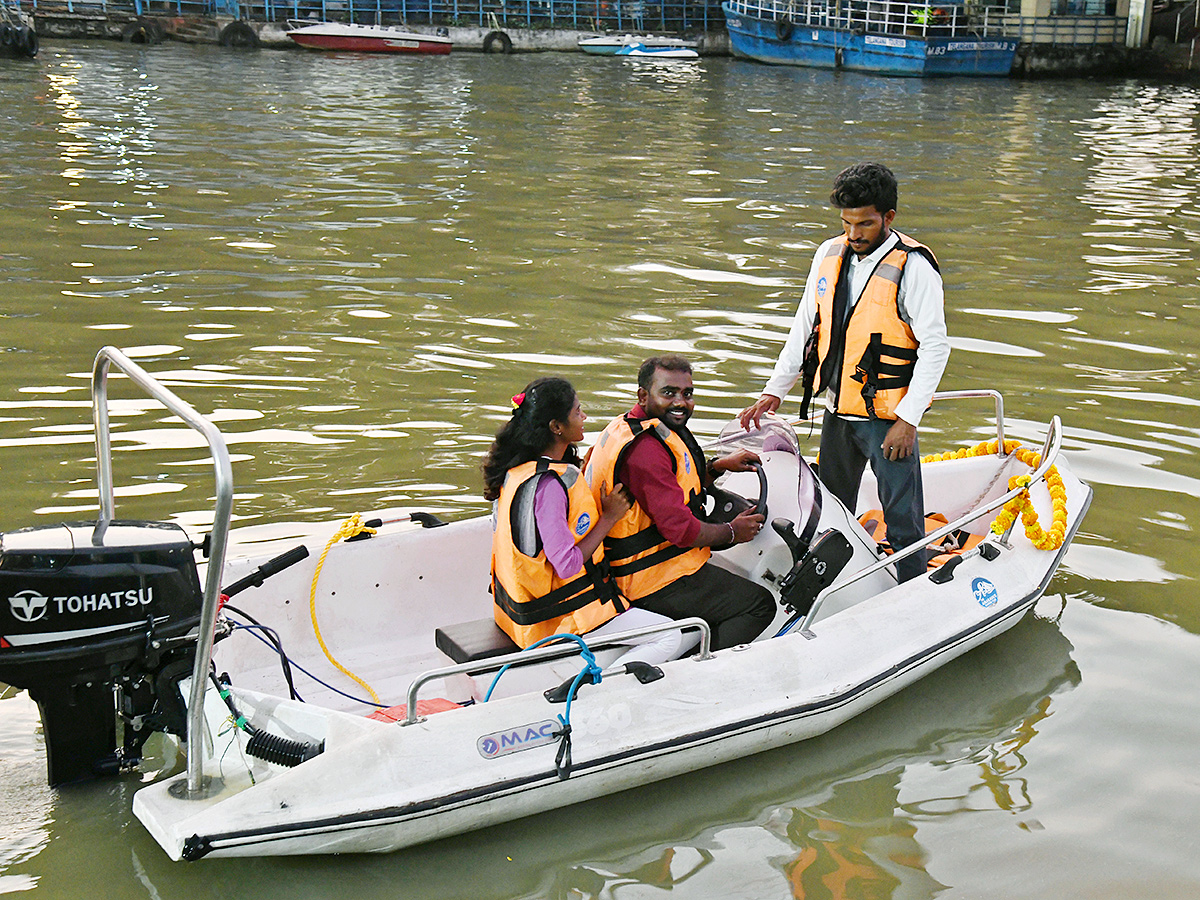 Jupally_20Krishna_20Rao_20Inaugurates_20Adventure_20Water_20Sports_20In_20Hussain_20Sagar_9.jpg 8