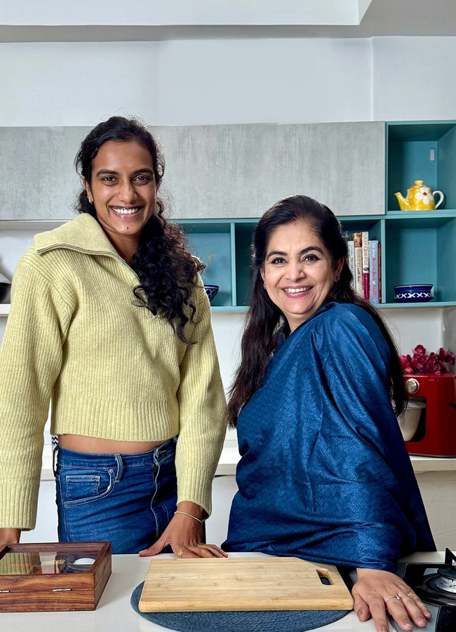 PV_20Sindhu_20with_20her_20fiancy1.jpg 2