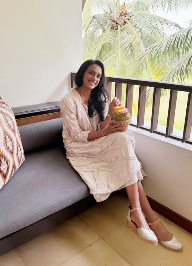PV_20Sindhu_20with_20her_20fiancy15.jpg 16