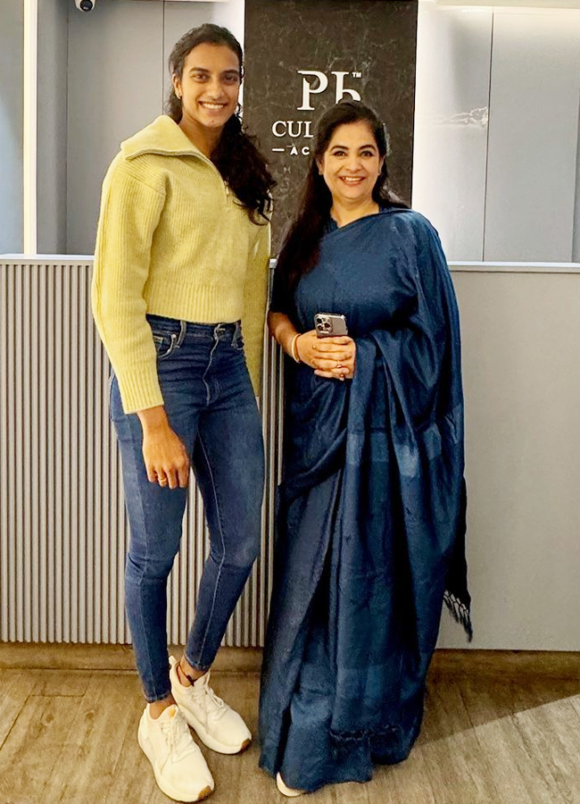 PV_20Sindhu_20with_20her_20fiancy3.jpg 4