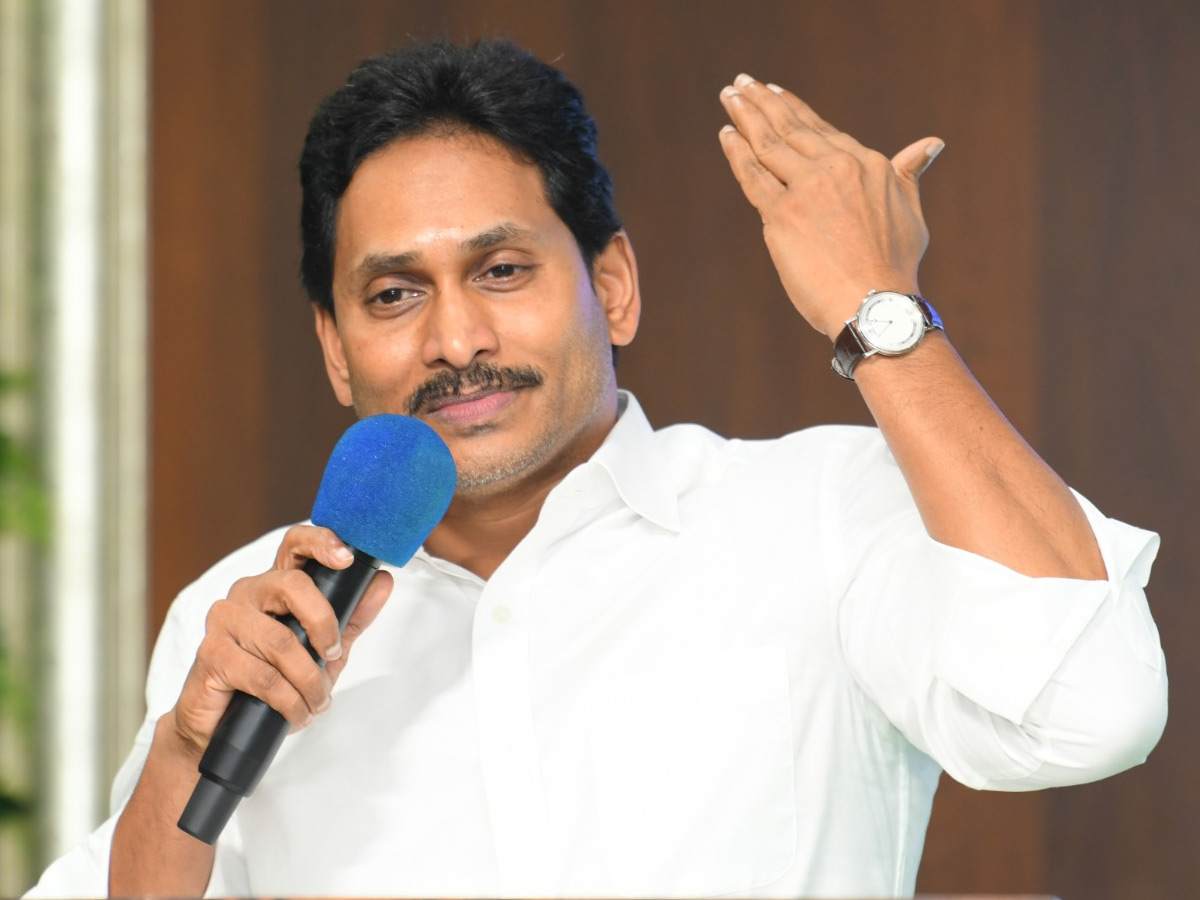 YS_20Jagan_20Interesting_20Comments_20at_20Srikakulam_20YSRCP_20Leaders_20Meeting_20Photos_20_2810_29.jpg 7