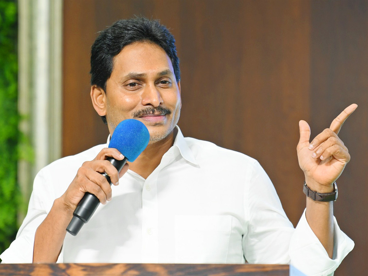YS_20Jagan_20Interesting_20Comments_20at_20Srikakulam_20YSRCP_20Leaders_20Meeting_20Photos_20_281_29.jpg 1