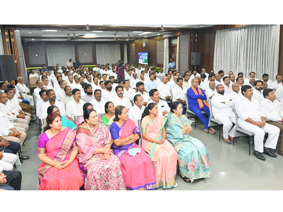 YS_20Jagan_20Interesting_20Comments_20at_20Srikakulam_20YSRCP_20Leaders_20Meeting_20Photos_20_283_29.jpg 12