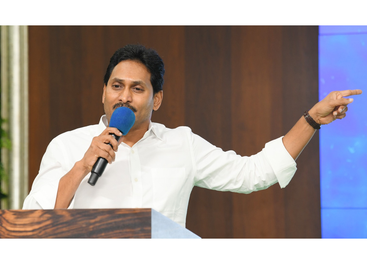 YS_20Jagan_20Interesting_20Comments_20at_20Srikakulam_20YSRCP_20Leaders_20Meeting_20Photos_20_285_29.jpg 2