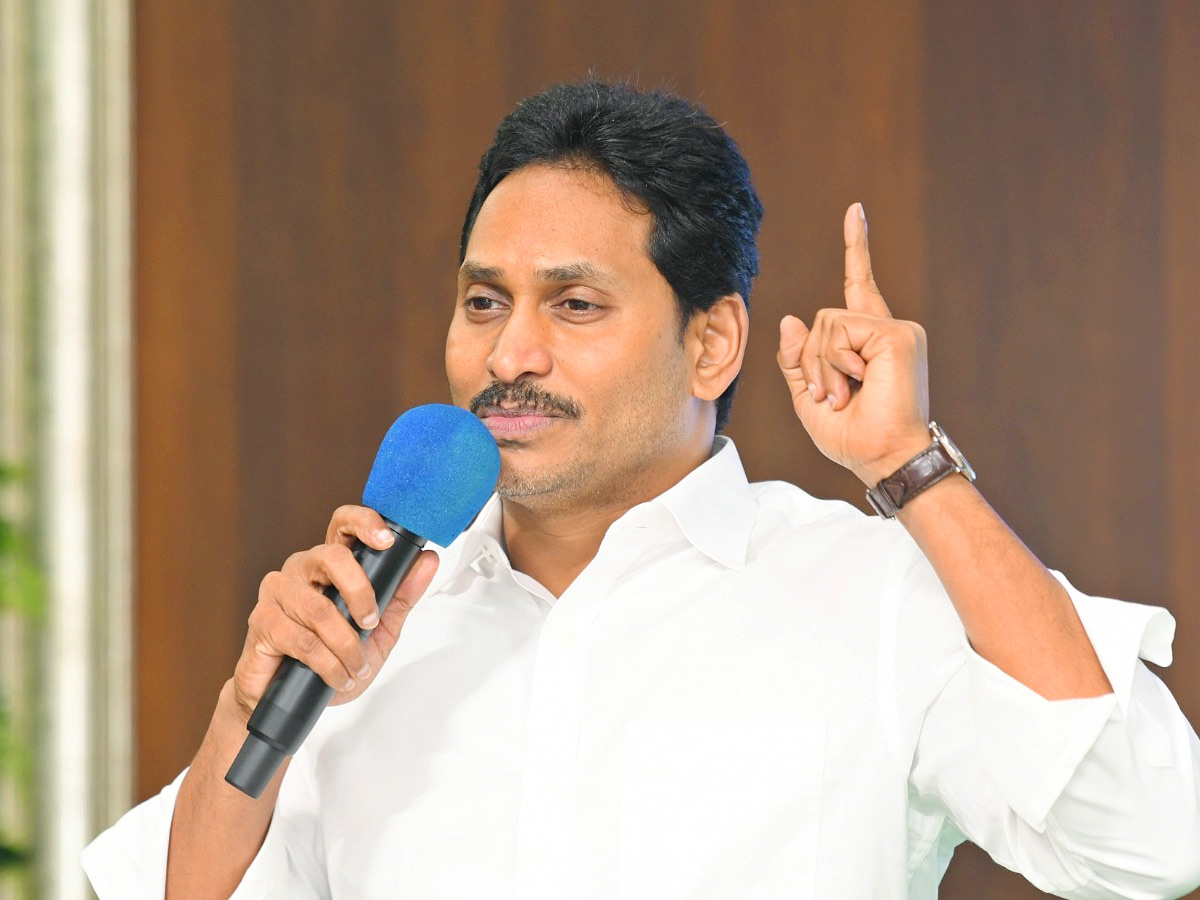 YS_20Jagan_20Interesting_20Comments_20at_20Srikakulam_20YSRCP_20Leaders_20Meeting_20Photos_20_286_29.jpg 3