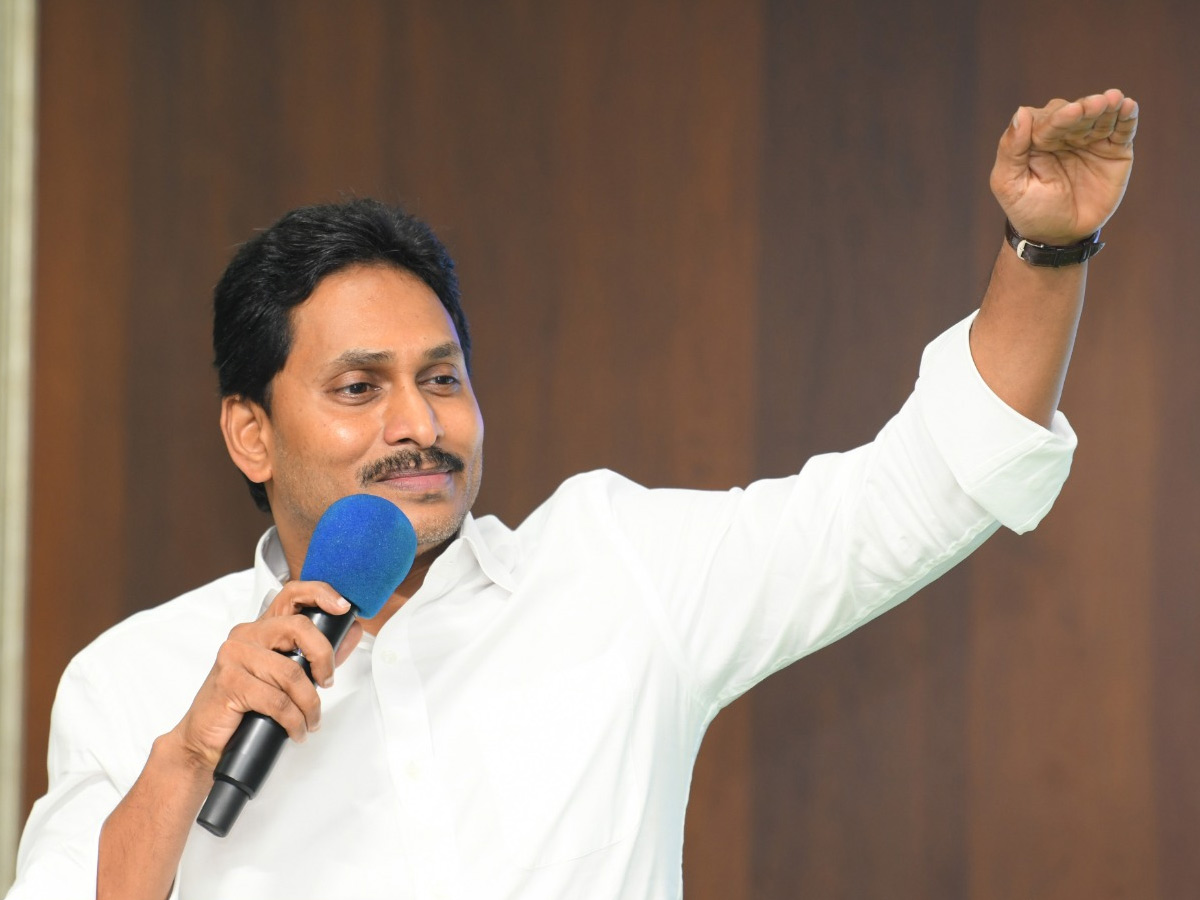 YS_20Jagan_20Interesting_20Comments_20at_20Srikakulam_20YSRCP_20Leaders_20Meeting_20Photos_20_287_29.jpg 4