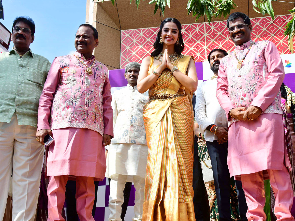 Actress_20Meenakshi_20Chaudhary_20Launch_20Shopping_20Mall_20At_20Kadapa_20Photos_20_281_29.jpg 2