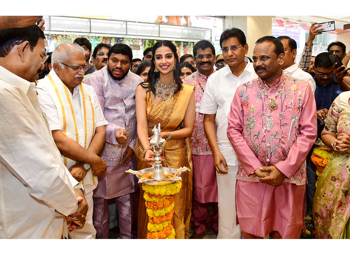 Actress_20Meenakshi_20Chaudhary_20Launch_20Shopping_20Mall_20At_20Kadapa_20Photos_20_283_29.jpg 4