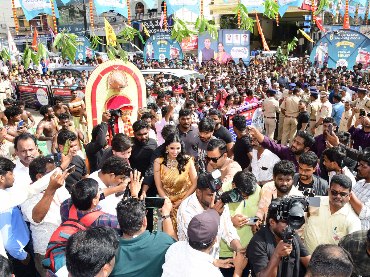 Actress_20Meenakshi_20Chaudhary_20Launch_20Shopping_20Mall_20At_20Kadapa_20Photos_20_284_29.jpg 5