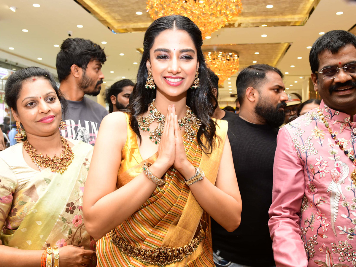 Actress_20Meenakshi_20Chaudhary_20Launch_20Shopping_20Mall_20At_20Kadapa_20Photos_20_285_29.jpg 6