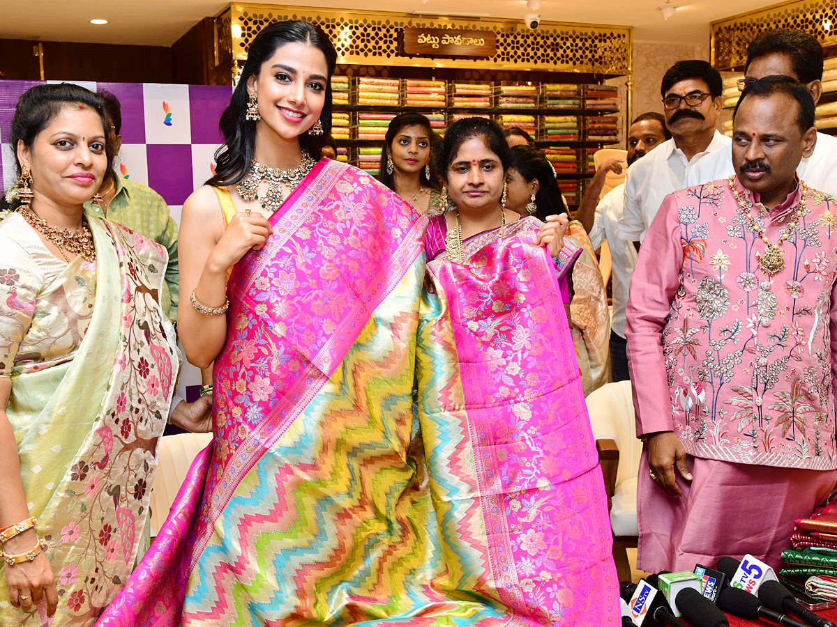 Actress_20Meenakshi_20Chaudhary_20Launch_20Shopping_20Mall_20At_20Kadapa_20Photos_20_286_29.jpg 7