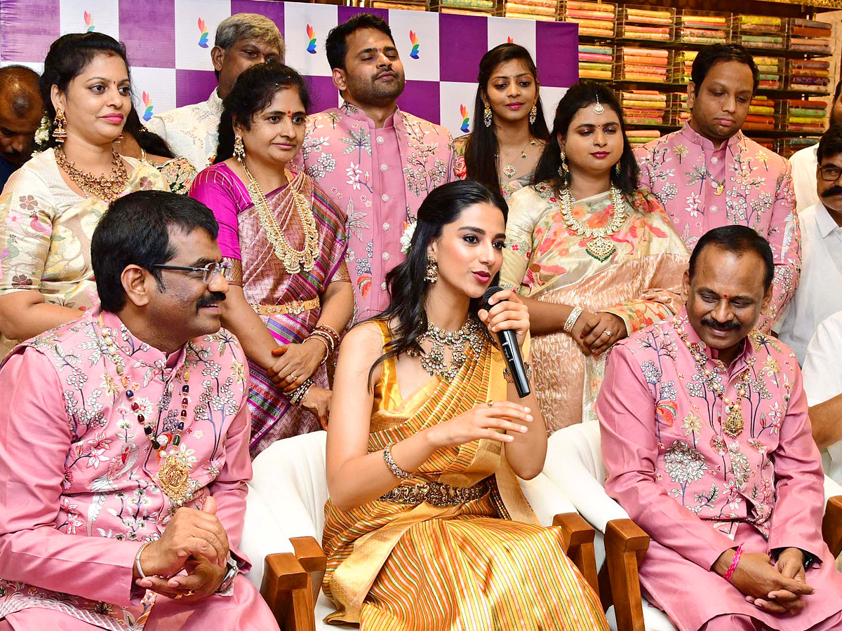 Actress_20Meenakshi_20Chaudhary_20Launch_20Shopping_20Mall_20At_20Kadapa_20Photos_20_289_29.jpg 10