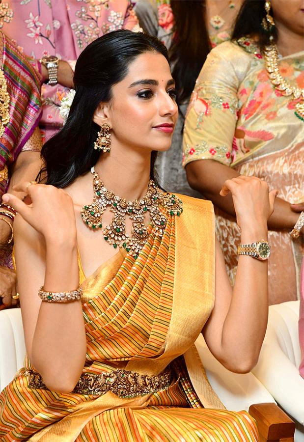 Actress_20Meenakshi_20Chaudhary_20Launch_20Shopping_20Mall__20_2811_29_0.jpg 20