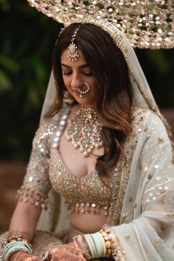 Gauri_20Khan_20Stylist_20Akruti_20Sejpal_20Wears_20Mirror_20Veil_20At_20Her_20Wedding_20Photos_20_282_29.jpg 3