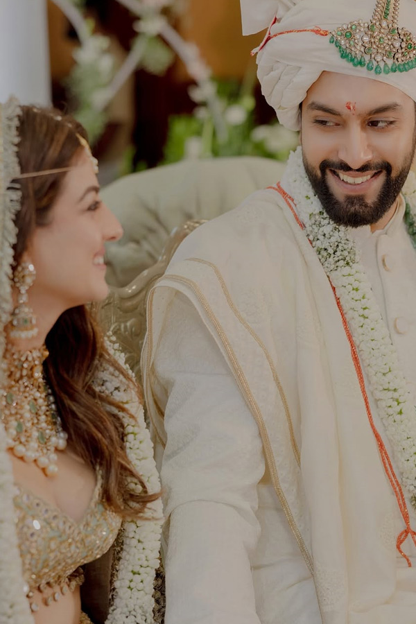 Gauri_20Khan_20Stylist_20Akruti_20Sejpal_20Wears_20Mirror_20Veil_20At_20Her_20Wedding_20Photos_20_284_29.jpg 5