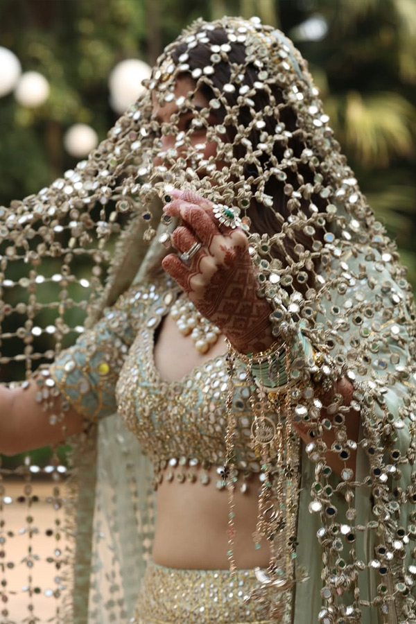 Gauri_20Khan_20Stylist_20Akruti_20Sejpal_20Wears_20Mirror_20Veil_20At_20Her_20Wedding_20Photos_20_288_29.jpg 9