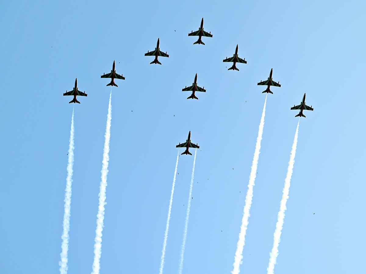 Hyderabad_20Airshow_20IAF_E2_80_99s_20Suryakiran_20Team_20To_20Dazzle_20Skies_20With_20Air_20Show__20_2811_29.jpg 11