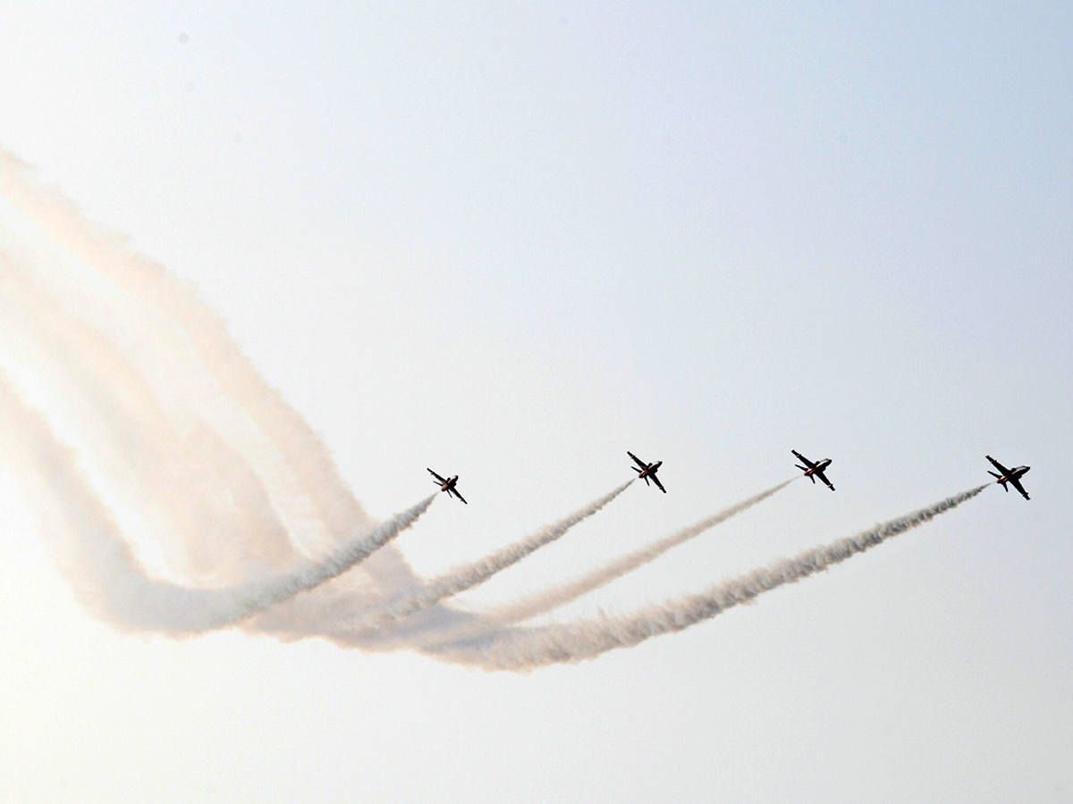 Hyderabad_20Airshow_20IAF_E2_80_99s_20Suryakiran_20Team_20To_20Dazzle_20Skies_20With_20Air_20Show__20_2814_29.jpg 14