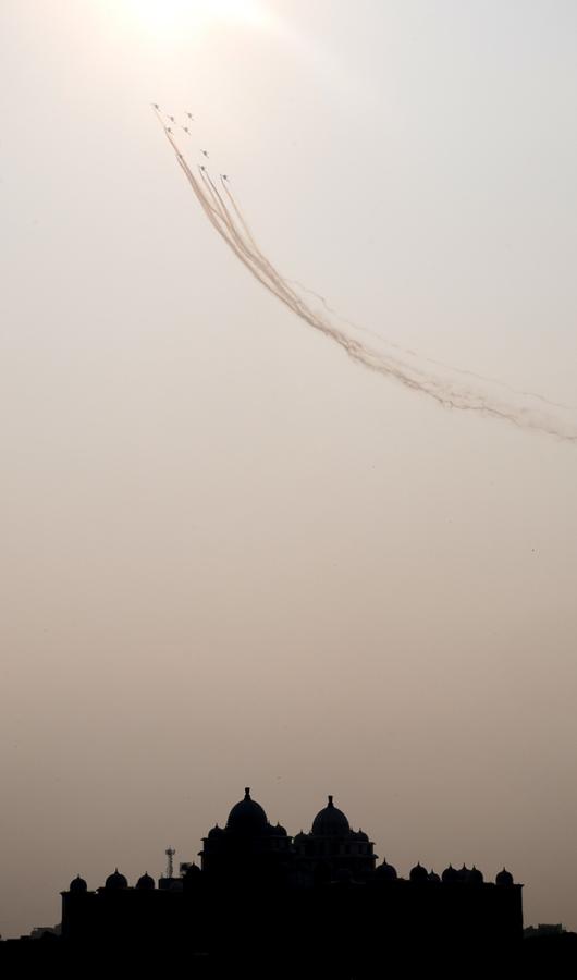 Hyderabad_20Airshow_20IAF_E2_80_99s_20Suryakiran_20Team_20To_20Dazzle_20Skies_20With_20Air_20Show__20_2820_29.jpg 20