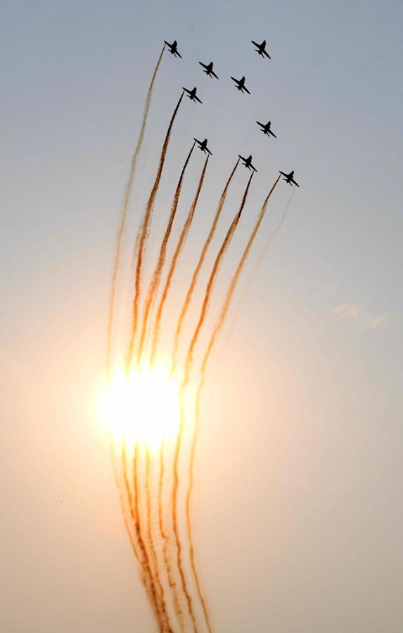 Hyderabad_20Airshow_20IAF_E2_80_99s_20Suryakiran_20Team_20To_20Dazzle_20Skies_20With_20Air_20Show__20_2821_29.jpg 21