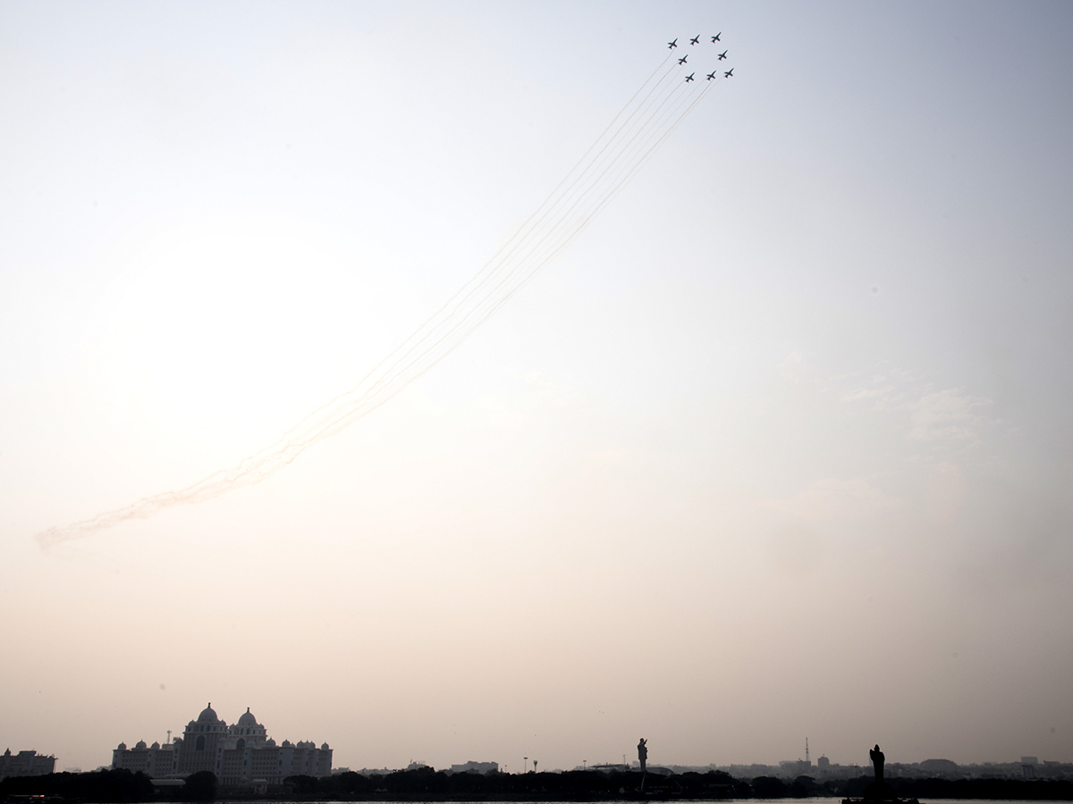 Hyderabad_20Airshow_20IAF_E2_80_99s_20Suryakiran_20Team_20To_20Dazzle_20Skies_20With_20Air_20Show__20_2826_29.jpg 26