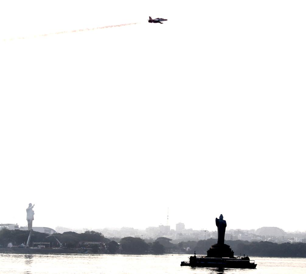 Hyderabad_20Airshow_20IAF_E2_80_99s_20Suryakiran_20Team_20To_20Dazzle_20Skies_20With_20Air_20Show__20_2829_29.jpg 29