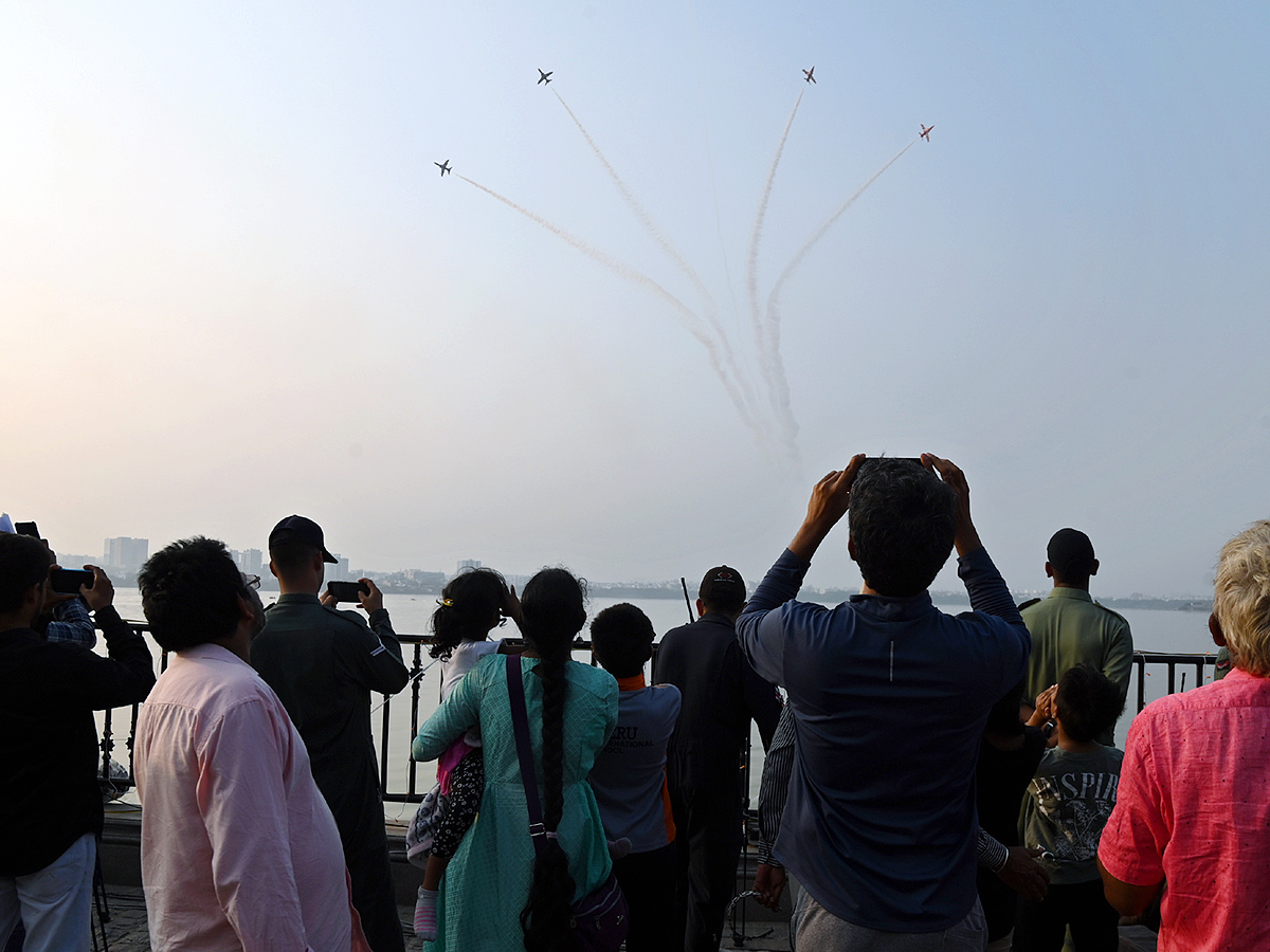 Hyderabad_20Airshow_20IAF_E2_80_99s_20Suryakiran_20Team_20To_20Dazzle_20Skies_20With_20Air_20Show__20_282_29.jpg 2