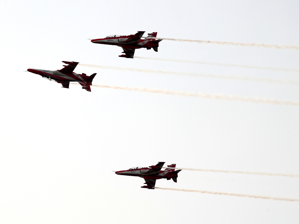Hyderabad_20Airshow_20IAF_E2_80_99s_20Suryakiran_20Team_20To_20Dazzle_20Skies_20With_20Air_20Show__20_2831_29.jpg 31