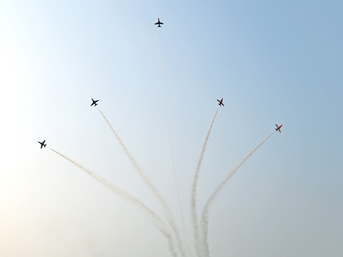 Hyderabad_20Airshow_20IAF_E2_80_99s_20Suryakiran_20Team_20To_20Dazzle_20Skies_20With_20Air_20Show__20_283_29.jpg 3
