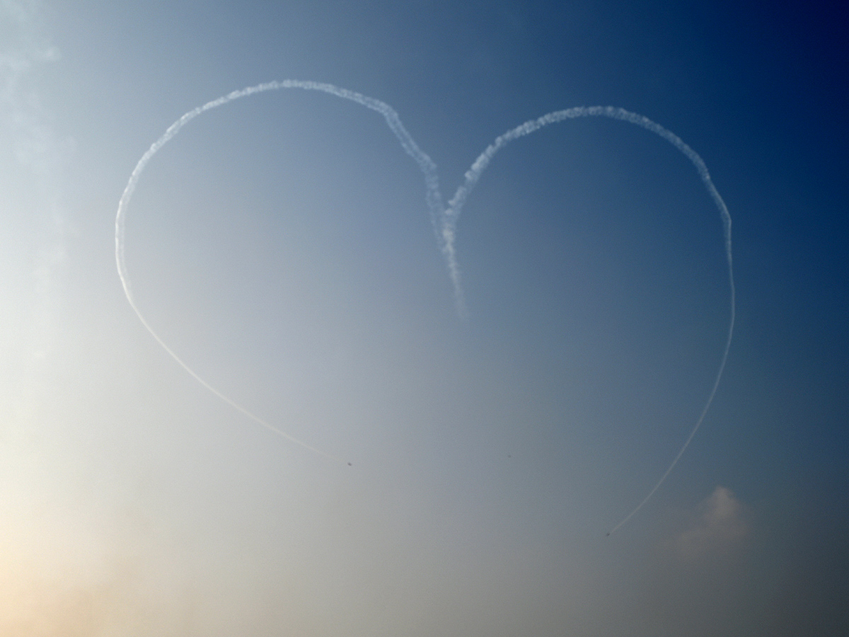 Hyderabad_20Airshow_20IAF_E2_80_99s_20Suryakiran_20Team_20To_20Dazzle_20Skies_20With_20Air_20Show__20_284_29.jpg 4