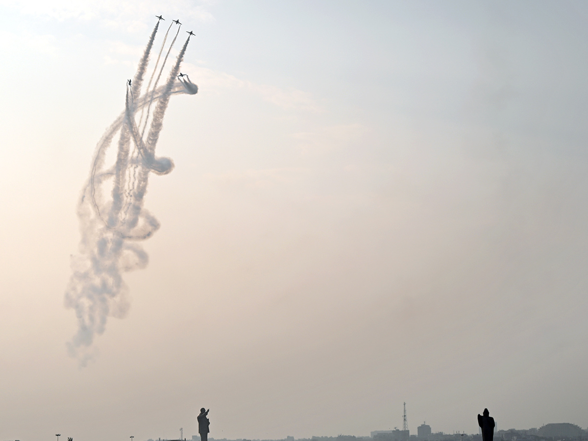 Hyderabad_20Airshow_20IAF_E2_80_99s_20Suryakiran_20Team_20To_20Dazzle_20Skies_20With_20Air_20Show__20_285_29.jpg 5