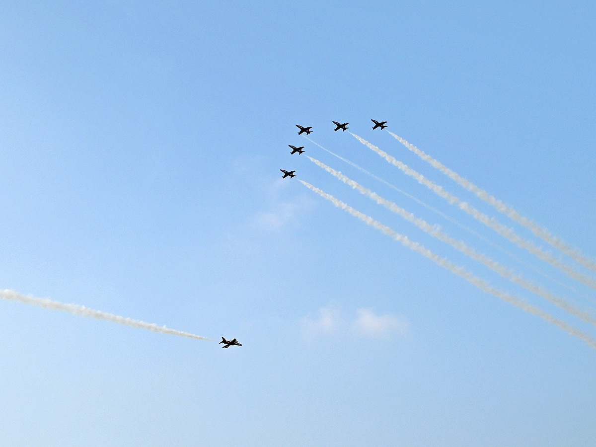 Hyderabad_20Airshow_20IAF_E2_80_99s_20Suryakiran_20Team_20To_20Dazzle_20Skies_20With_20Air_20Show__20_286_29.jpg 6