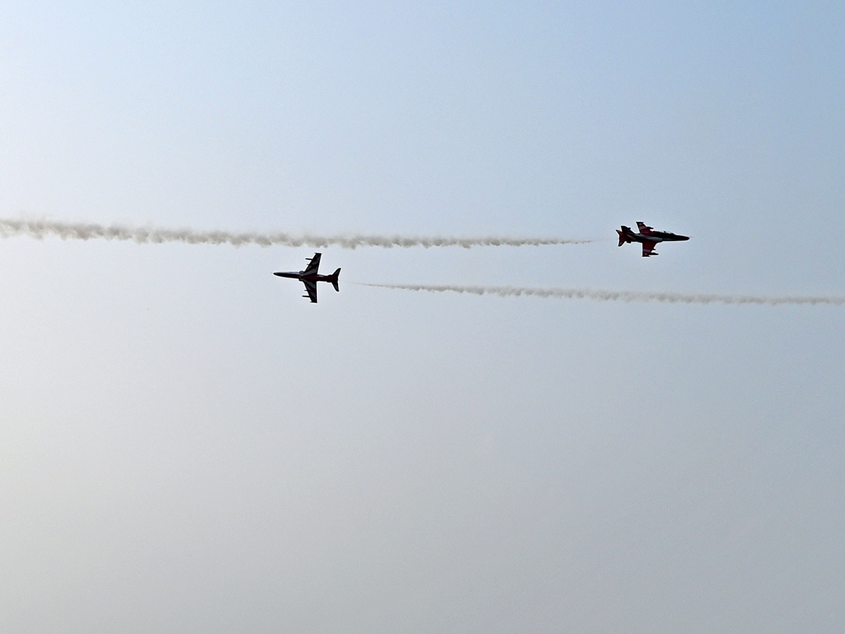 Hyderabad_20Airshow_20IAF_E2_80_99s_20Suryakiran_20Team_20To_20Dazzle_20Skies_20With_20Air_20Show__20_287_29.jpg 7