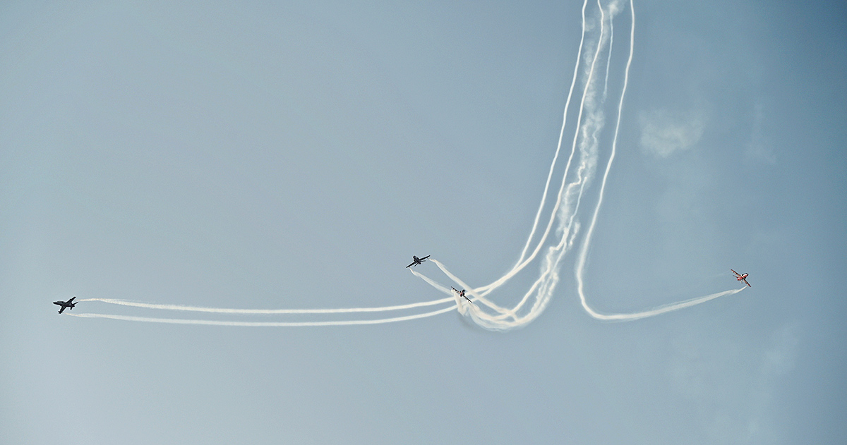 Hyderabad_20Airshow_20IAF_E2_80_99s_20Suryakiran_20Team_20To_20Dazzle_20Skies_20With_20Air_20Show__20_288_29.jpg 8