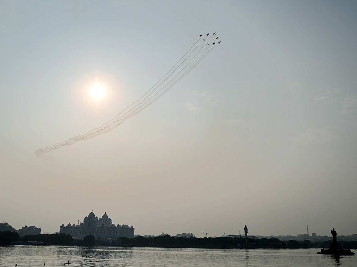 Hyderabad_20Airshow_20IAF_E2_80_99s_20Suryakiran_20Team_20To_20Dazzle_20Skies_20With_20Air_20Show__20_289_29.jpg 9
