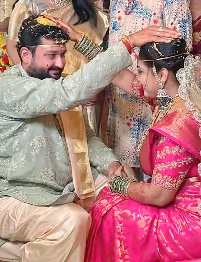 TV_20Actor_20Sai_20Kiran_20and_20Sravanthi_20Wedding_20photos_20goes_20viral__20_2812_29.jpg 12