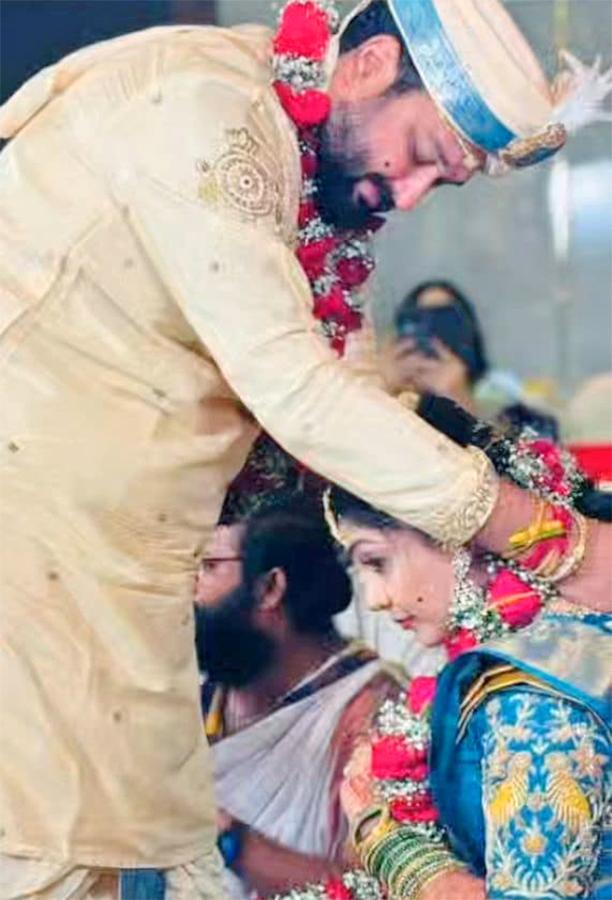 TV_20Actor_20Sai_20Kiran_20and_20Sravanthi_20Wedding_20photos_20goes_20viral__20_2813_29.jpg 13