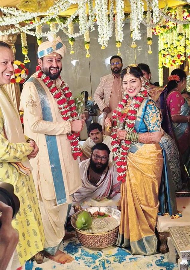 TV_20Actor_20Sai_20Kiran_20and_20Sravanthi_20Wedding_20photos_20goes_20viral__20_284_29.jpg 4