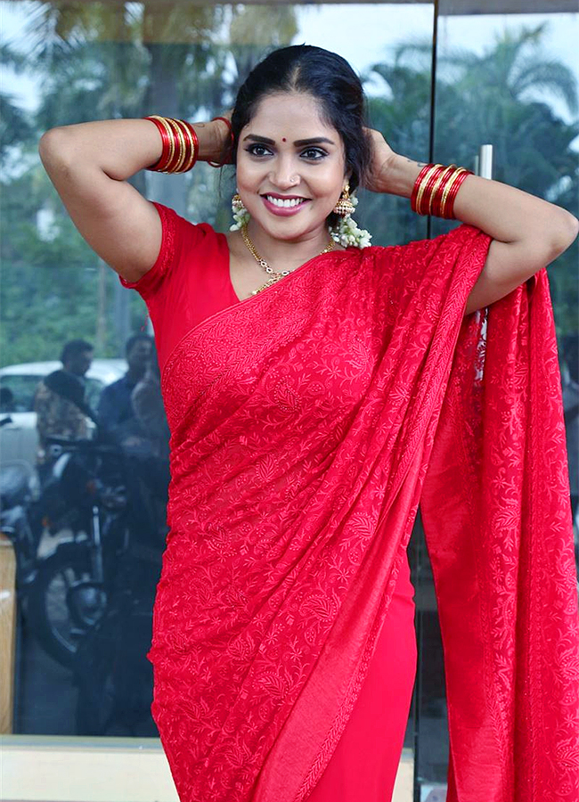 Actress_20Karunya_20Chowdary_20Red_20Saree_20Hot_20photos_20goes_20viral__20_285_29.jpg 5