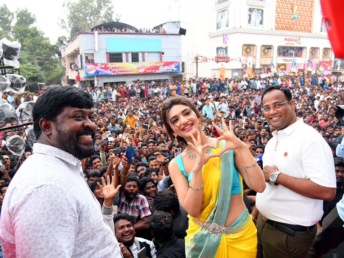 Shopping_20Mall_20Grand_20Launch_20By_20Actress_20Sreeleela_20at_20Rajahmundry_1.jpg 1
