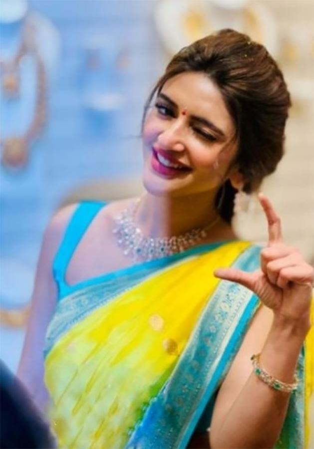 Shopping_20Mall_20Grand_20Launch_20By_20Actress_20Sreeleela_20at_20Rajahmundry_10.jpg 9