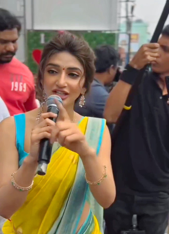 Shopping_20Mall_20Grand_20Launch_20By_20Actress_20Sreeleela_20at_20Rajahmundry_12.jpg 11