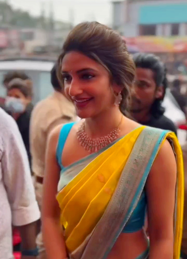 Shopping_20Mall_20Grand_20Launch_20By_20Actress_20Sreeleela_20at_20Rajahmundry_14.jpg 13
