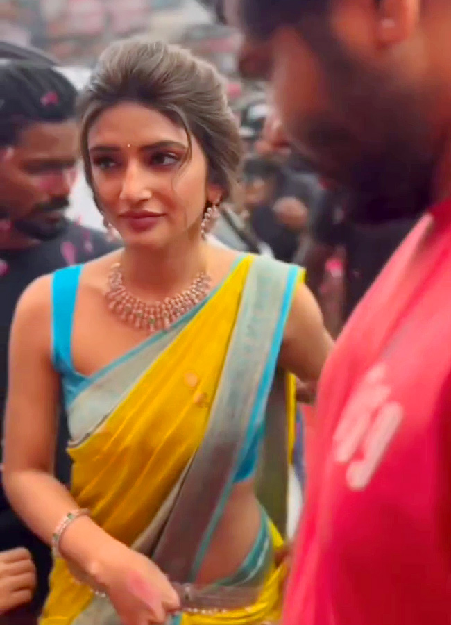 Shopping_20Mall_20Grand_20Launch_20By_20Actress_20Sreeleela_20at_20Rajahmundry_16.jpg 15