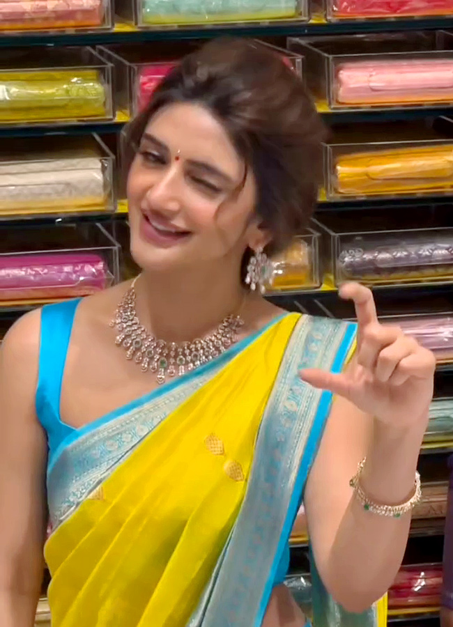 Shopping_20Mall_20Grand_20Launch_20By_20Actress_20Sreeleela_20at_20Rajahmundry_19.jpg 17