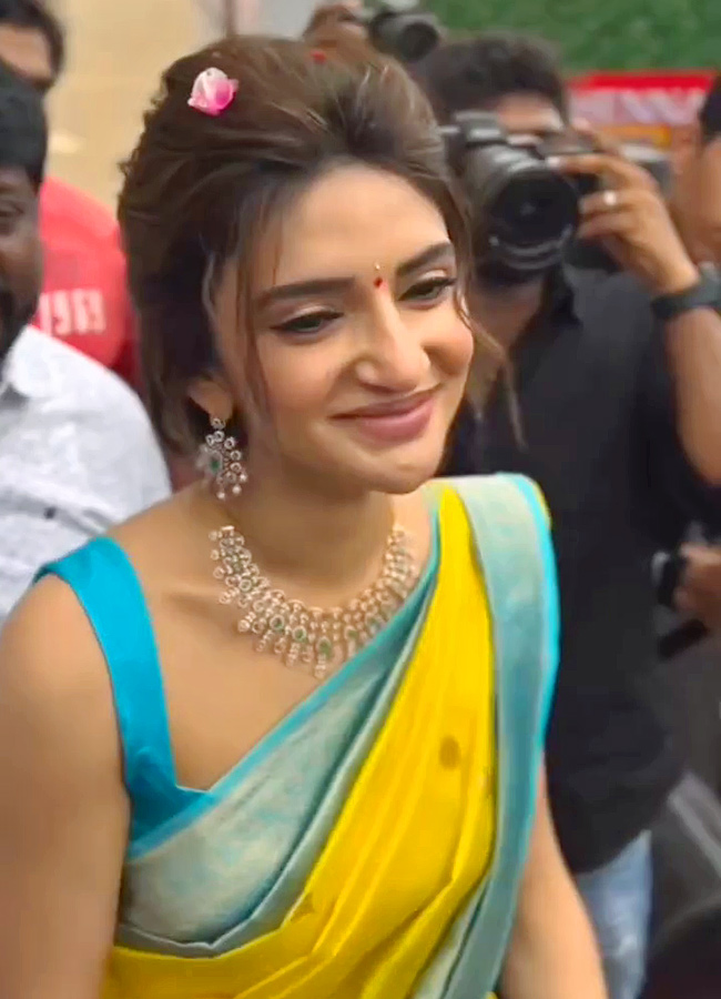 Shopping_20Mall_20Grand_20Launch_20By_20Actress_20Sreeleela_20at_20Rajahmundry_20.jpg 18